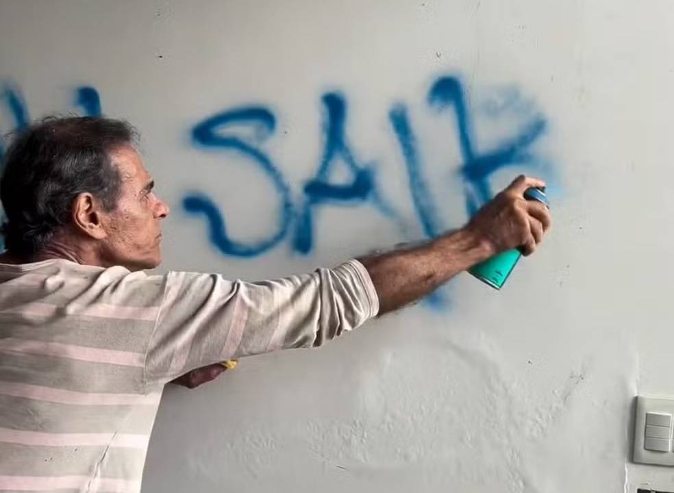 Mário Gomes picha parede de sua mansão em protesto à ordem de despejo
