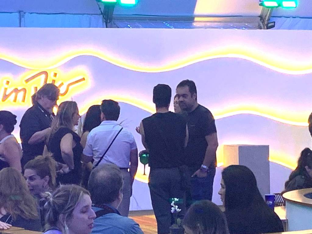 Ator xinga Claudio Castro no espaço vip do Rock in Rio; governador reage