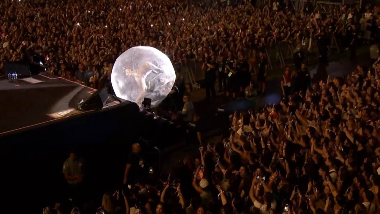 Akon dentro de uma bola durante show no Rock in Rio