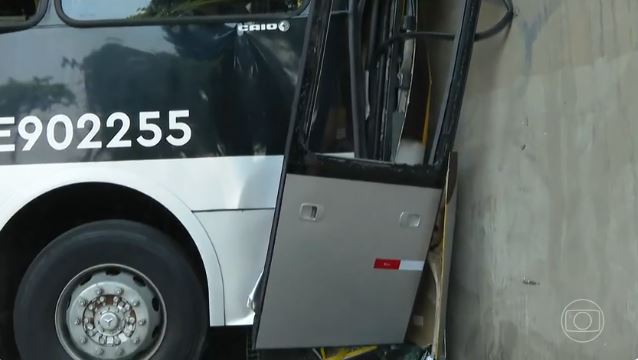 Ônibus do BRT colidiu com pilar do Viaduto do Gasômetro, no Rio