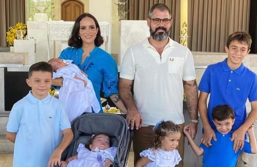Mulher de Juliano Cazarré desabafa após cinco dos seis filhos doentes