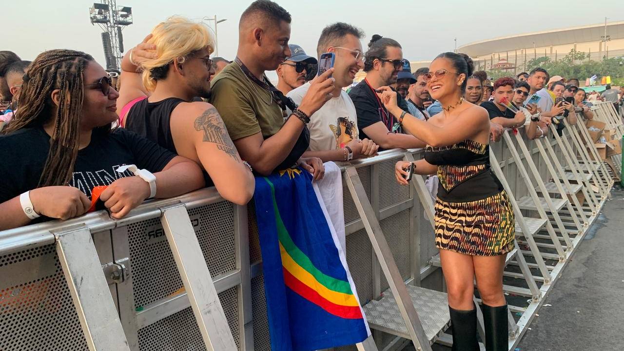 Maisa Silva fala com fãs no Rock in Rio