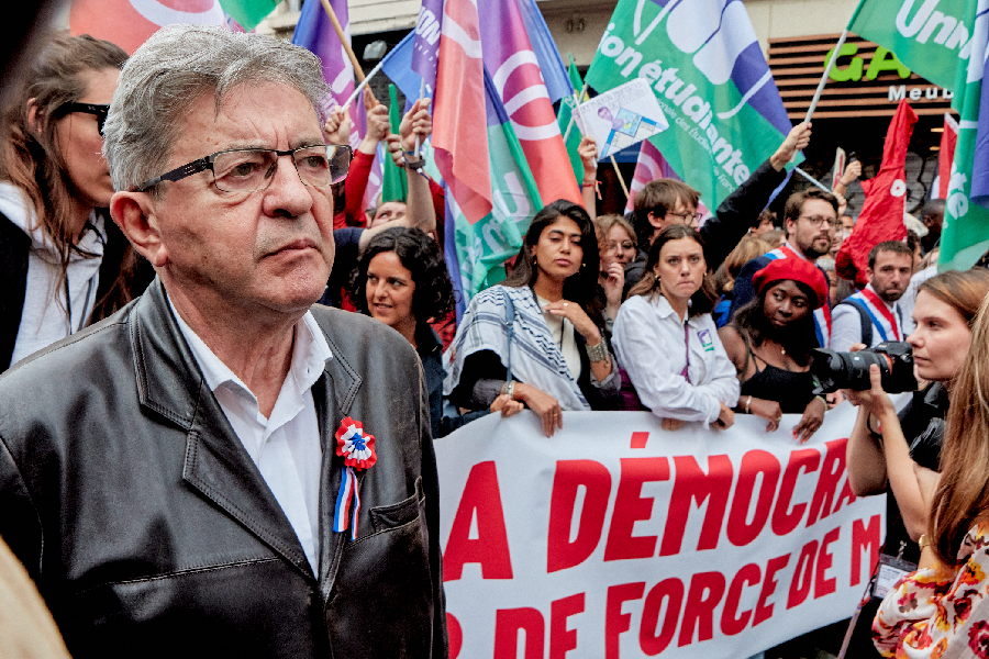 Milhares protestam contra Macron na França por nome escolhido como premiê