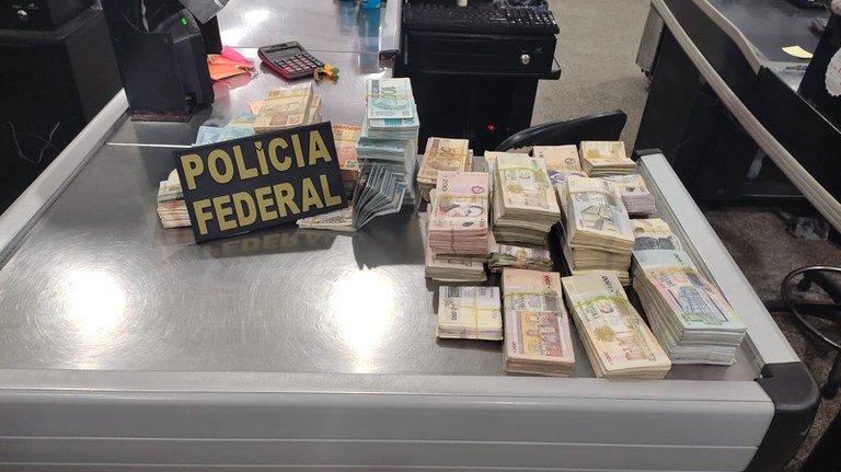 PF apreende maços de reais e guaranis em espécie em operação contra lavagem de dinheiro com origem em câmbio ilegal e tráfico de drogas