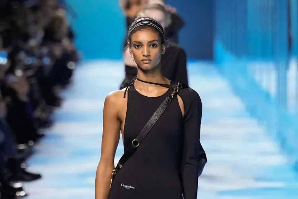 Dior surpreende com “alfaiataria olímpica” toda preta no verão