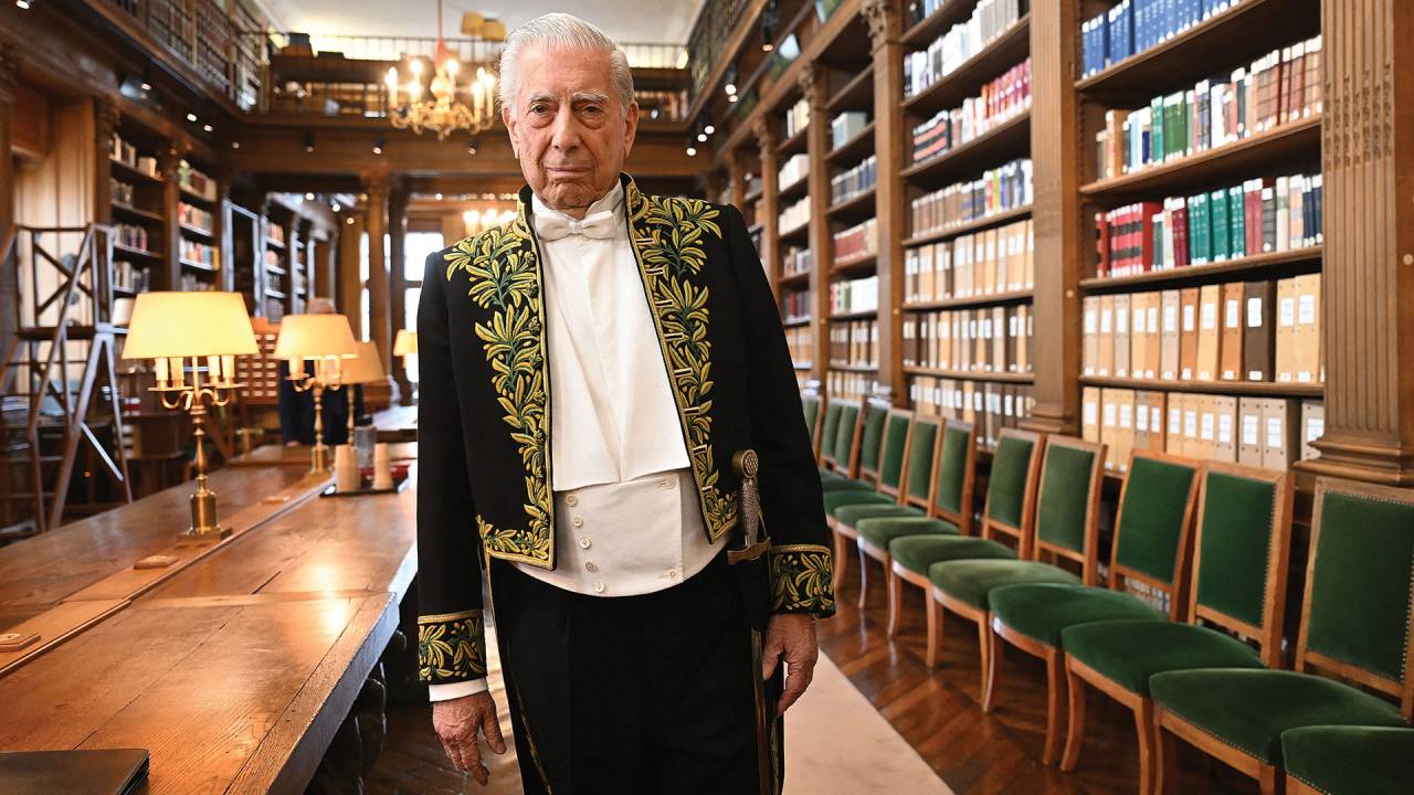 APOSENTADORIA - O escritor: aos 88 anos, ele realiza um mergulho na cultura de sua nação em trama ácida e utópica