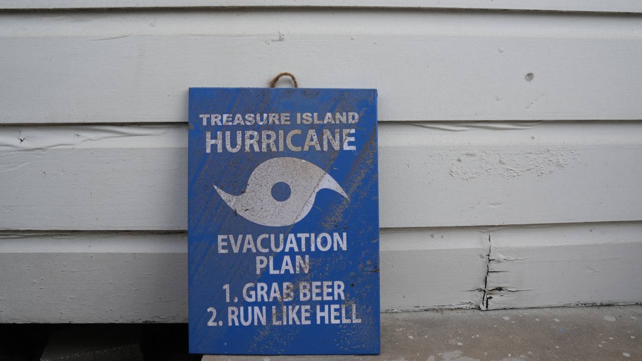 Uma placa do lado de fora de uma loja de conchas antes da chegada prevista do furacão Milton em Treasure Island, ma Flórida. 07/10/2024