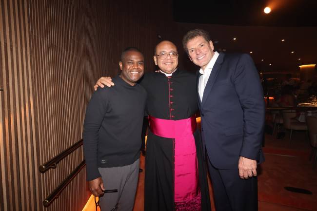 048A6259-Padre Jorjão entre Pretinho da Serrinha e Alexandre Accioly .