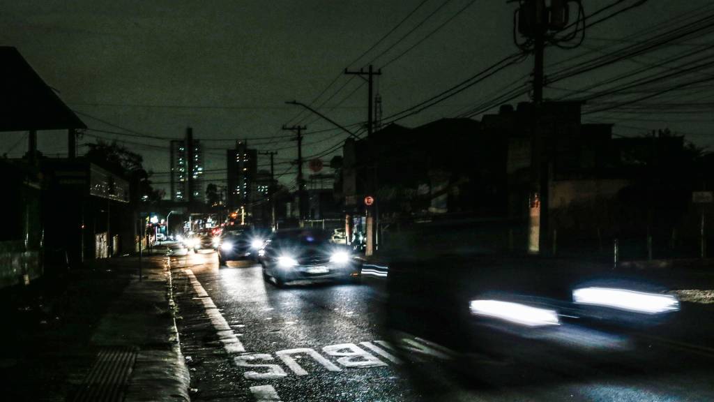 Cerca de 217 mil clientes seguem sem energia após temporal em SP
