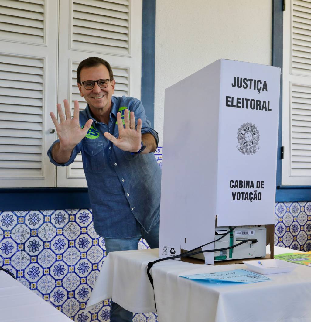 Paes vota no Rio de olho na reeleição no primeiro turno