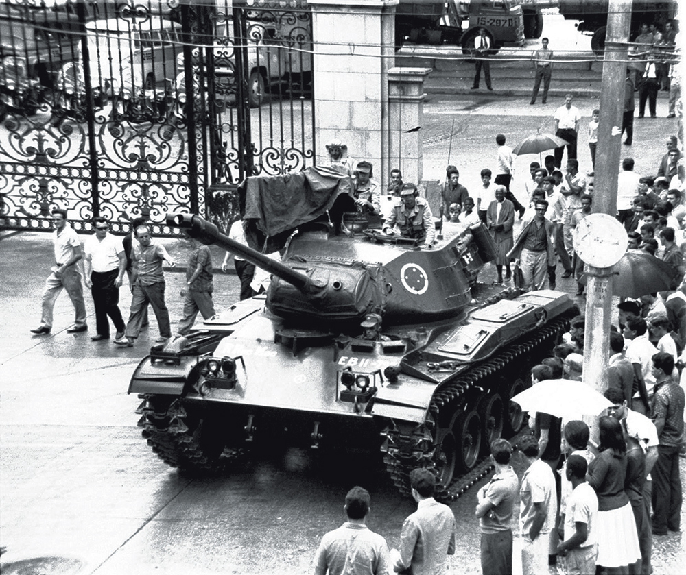3D-(3)-Populares-observando-tanques-militares-circulando-pelas-ruas-do-Rio-de-Janeiro, REPRESSÃO - Tanque na rua: cena típica da época dos anos de chumbo