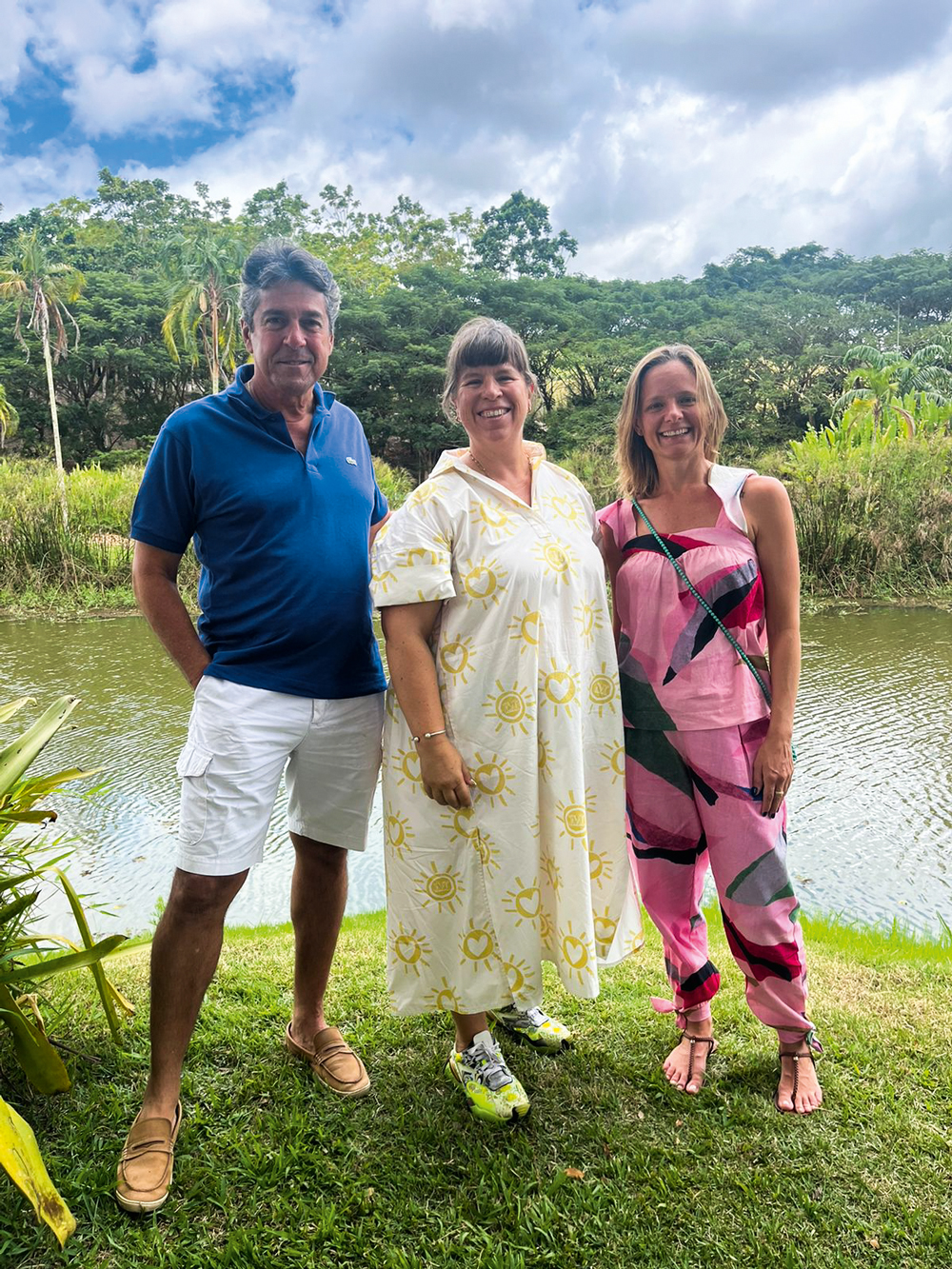 4—Visita-Joana-Vasconcelos-(2).jpeg POP - Ricardo e Bruna Pessôa de Queiroz com Joana (no centro): arte sob medida