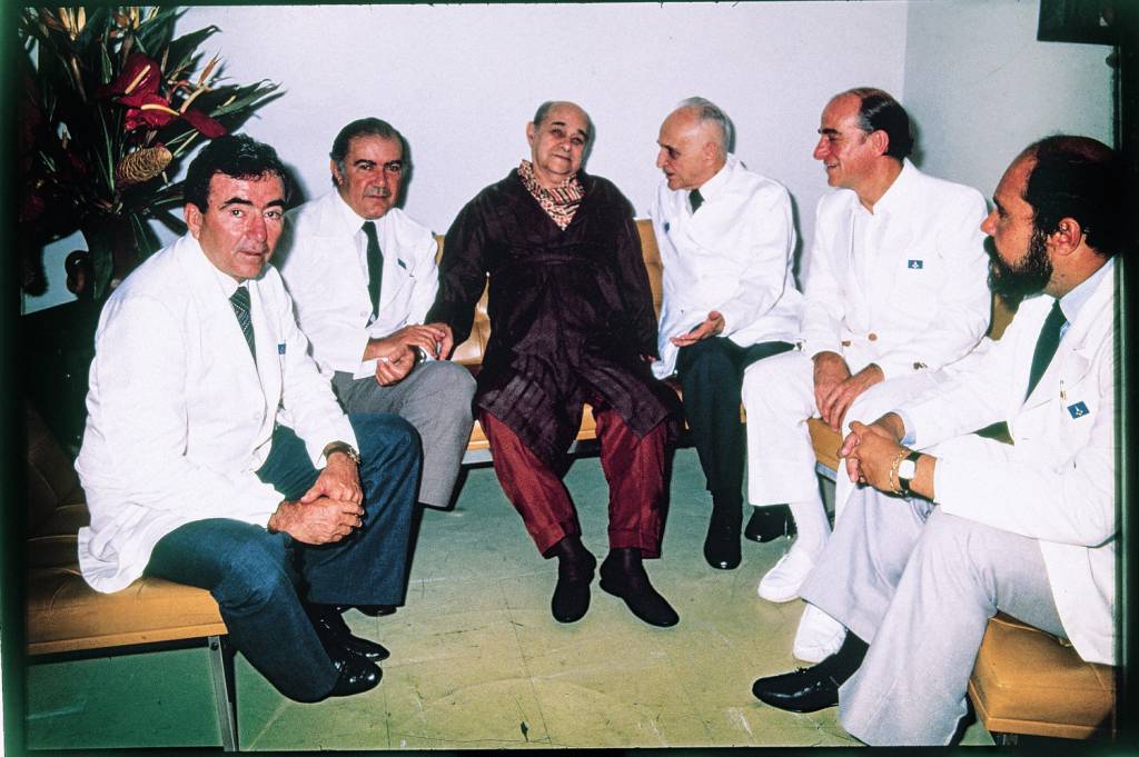 5-Tancredo-Neves,-presidente-da-República-eleito,-com-os-médicos-Renault-Mattos-Ri.jpg ENCENAÇÃO - Tancredo Neves: tentativa de esconder a gravidade da doença do ex-presidente, que morreu antes da posse