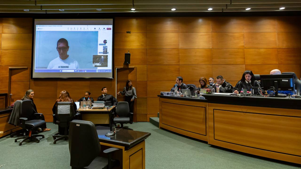 Júri popular no Rio condenou Ronnie Lessa (na foto, no telão) e Élcio Queiroz pela execução de Marielle Franco e seu motorista, Anderson Gomes