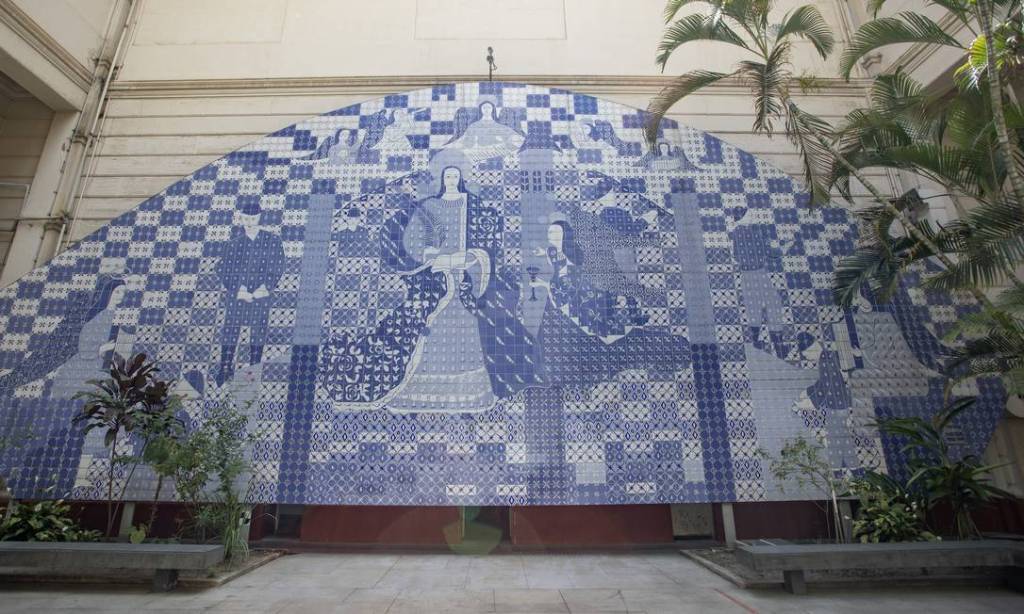 80501572_RS-EXCLUSIVO-Rio-de-Janeiro-RJ-04-01-2019-Azulejos-no-RioPainel-de-azulejos-da-artista-D Djanira da Motta: integração de elementos da cultura e paisagens do Brasil em azulejos