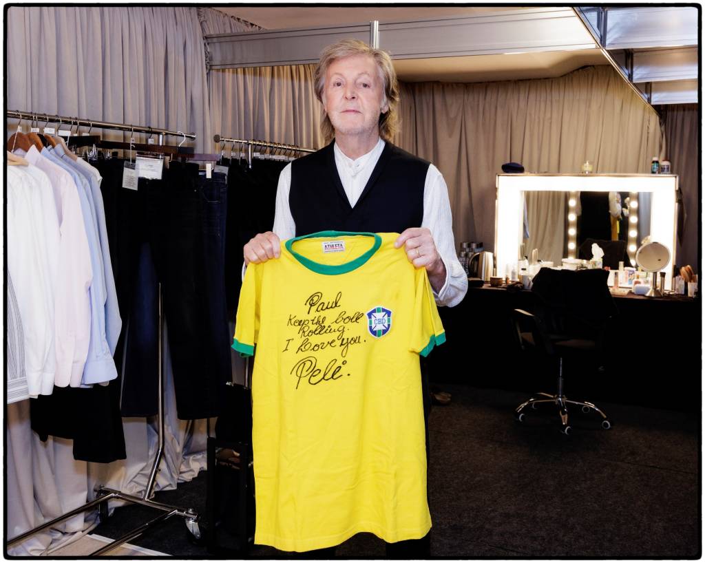 93cc82050249db1c0d4645ce41d54078 Paul McCartney ganhou uma camisa da seleção brasileira autografada pelo Pelé
