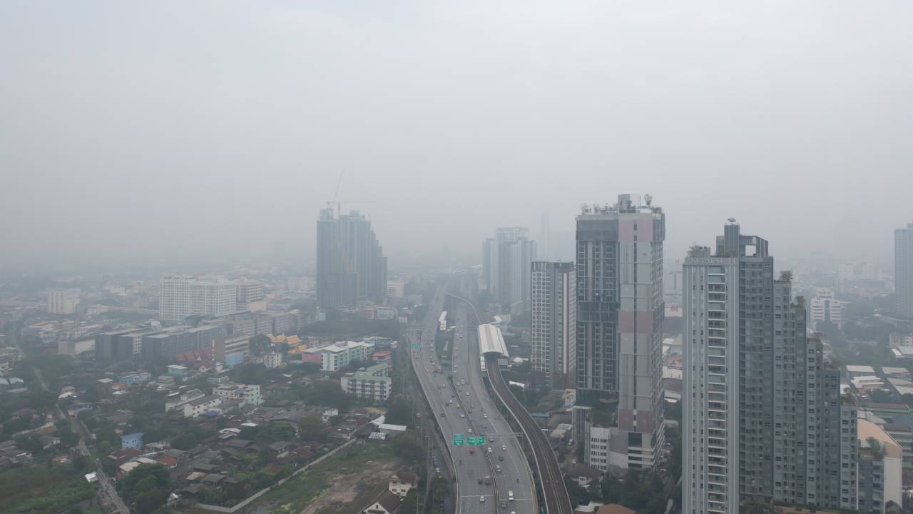 AR CONTAMINADO: a exposição contínua à poluição pode resultar em danos cumulativos, especialmente em indivíduos que vivem em grandes cidades ou áreas industriais