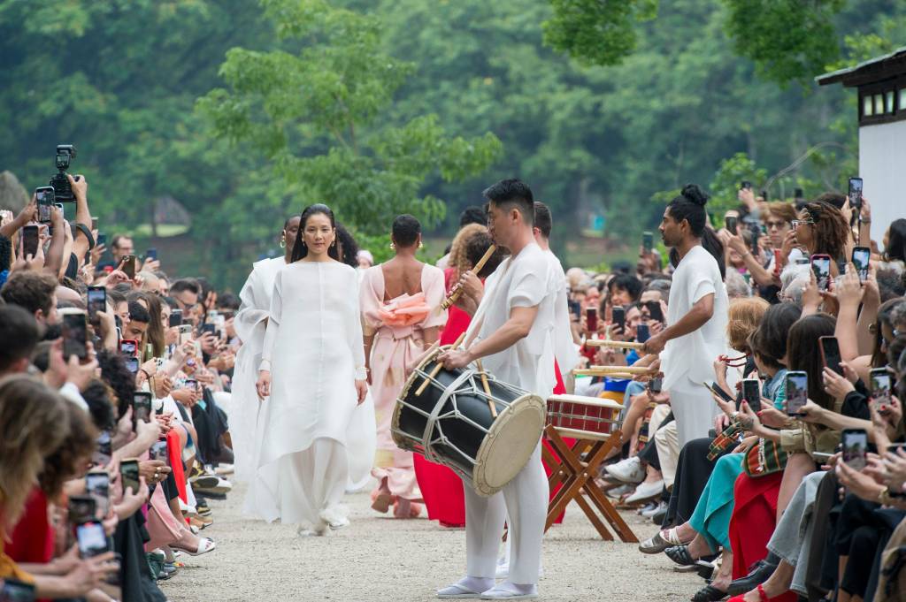 Ao ar livre e com tambores, Fernanda Yamamoto encerra SPFW celebrando o Japão