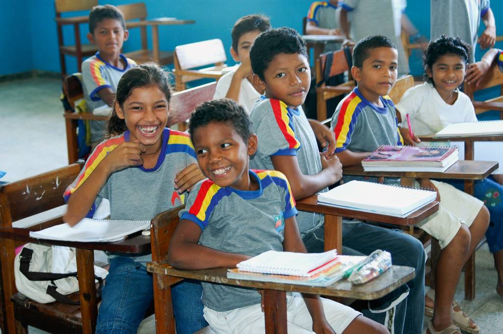 GettyImages-1178111298-(1).jpg Crianças na escola: isso já é uma realidade; falta ensinar com qualidade
