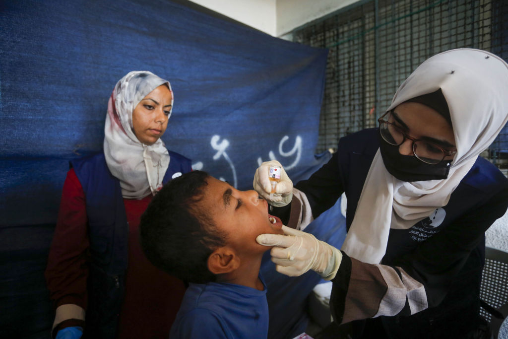 Criança é vacinada em Deir al Balah, Gaza, na primeira rodada da campanha contra a poliomielite -