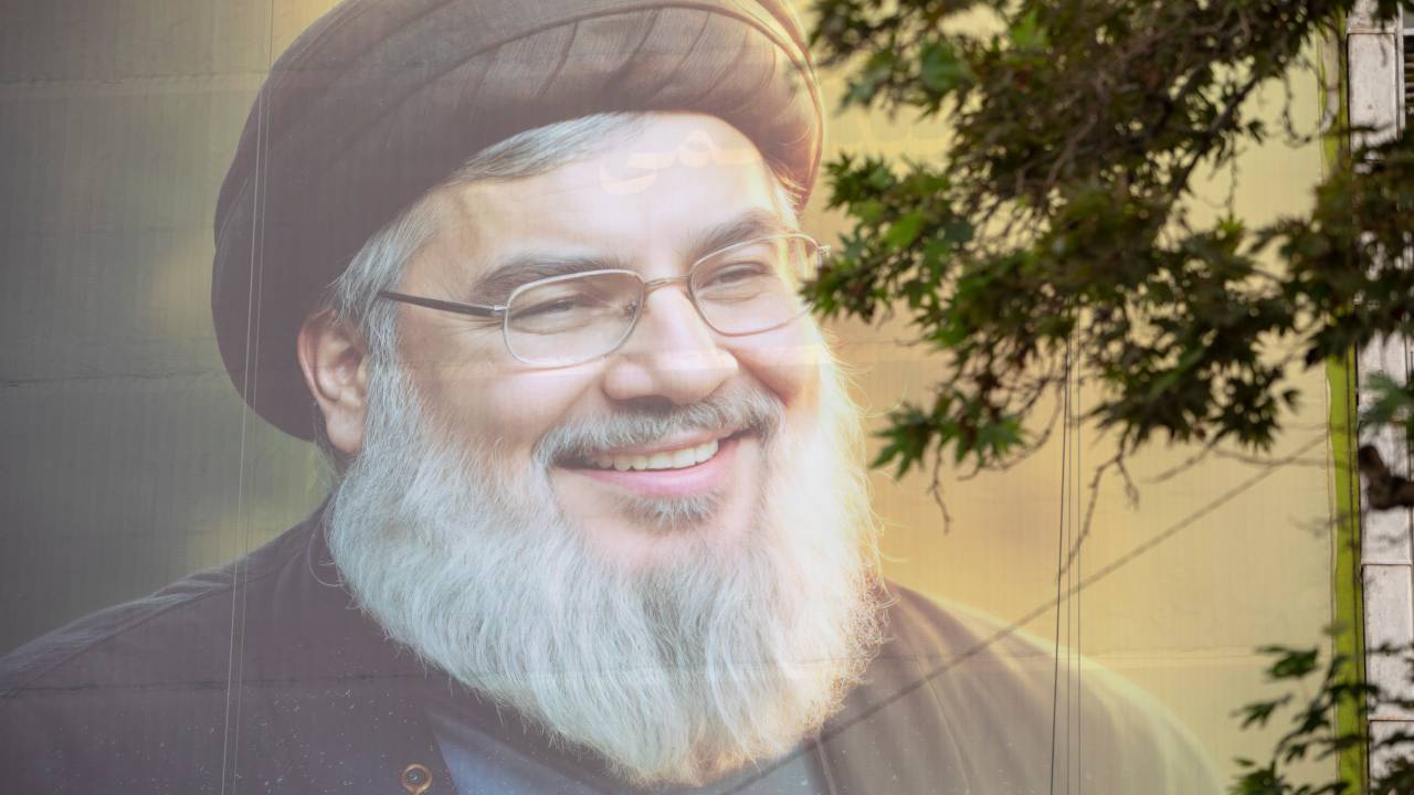 Um outdoor com uma foto do líder do Hezbollah, Hassan Nasrallah, é exibido em Teerã, dois dias após sua morte. 29/09/2024