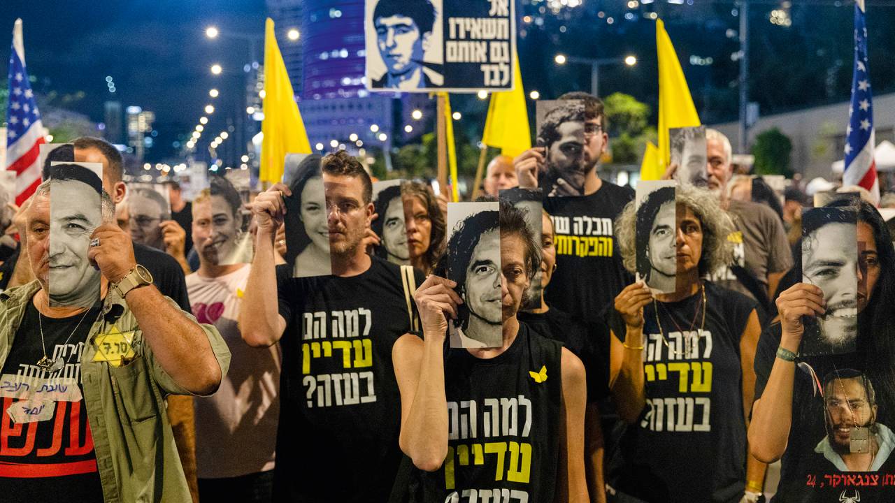 Para marcar a data de um ano, centenas de familiares dos mortos, junto com o presidente israelense, Isaac Herzog, se reuniram no local