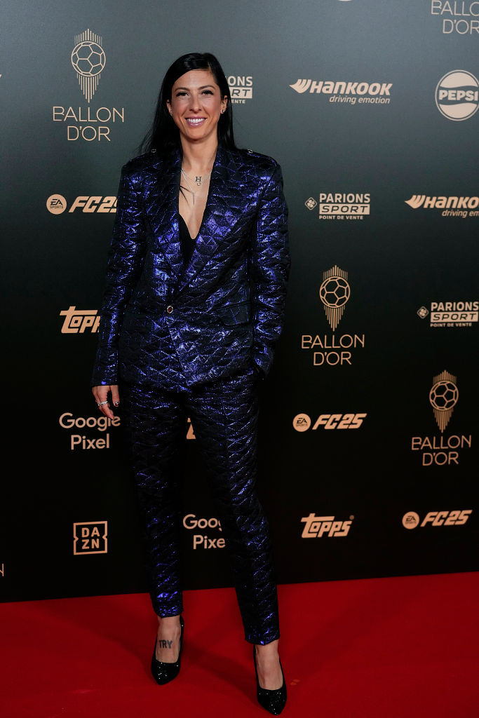 68th Ballon D’Or Photocall At Theatre Du Chatelet In Paris Jennifer Hermoso, atacante da seleção espanhola, escolheu um conjunto azul de matelassê para o evento