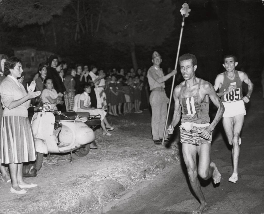 GettyImages-2667395.jpg DESCALÇO - O etíope Abebe Bikila: vencedor da maratona olímpica em 1960