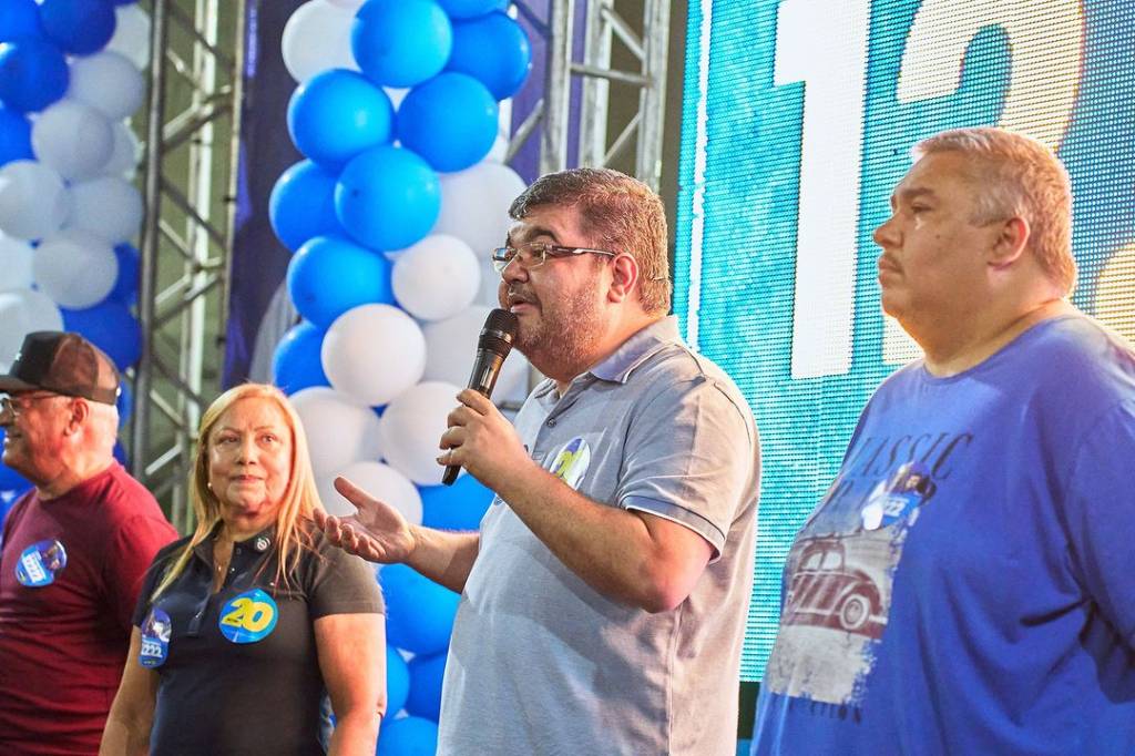 Snapinsta.app_461385008_1087119386751463_4045086930710605635_n_1080 O prefeito Rubem Vieira, o Dr. Rubão (ao centro, com o microfone), que tenta liberação na Justiça para concorrer a um novo mandato