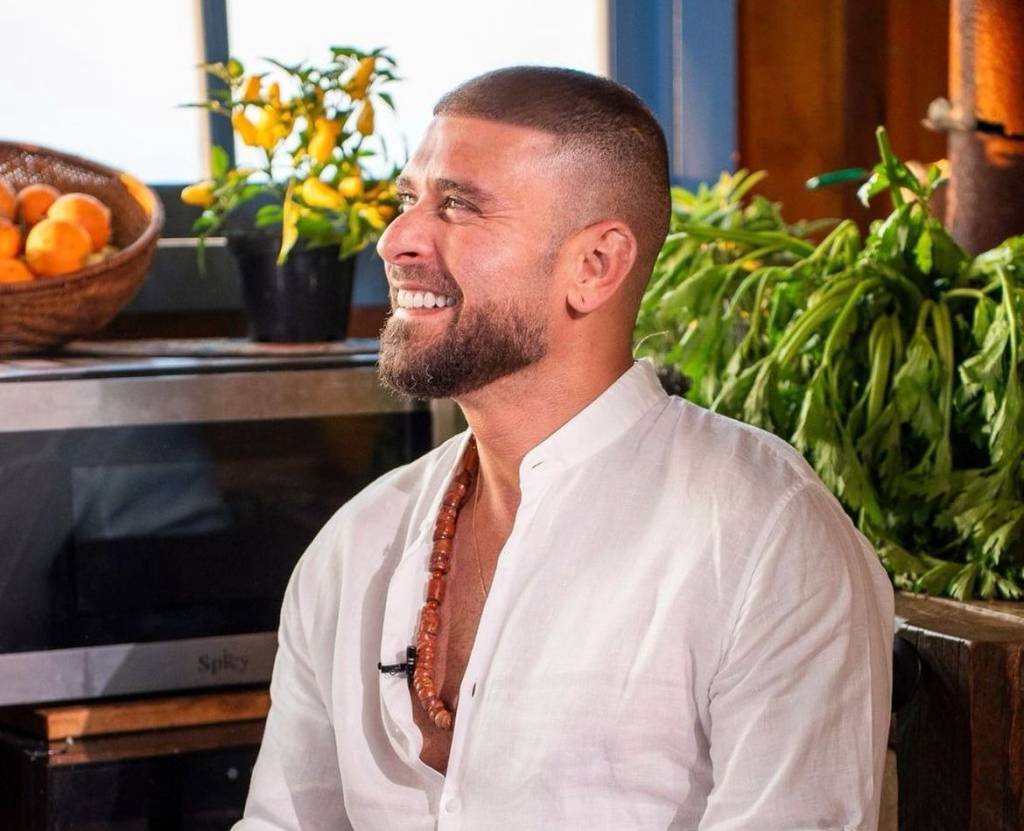 Filho de Bolsonaro usa música de Diogo Nogueira e compositor processa