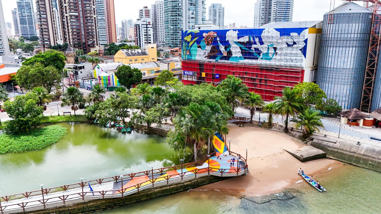 Montagem de um dos painéis às margens da Baía do Guajará, em Belém