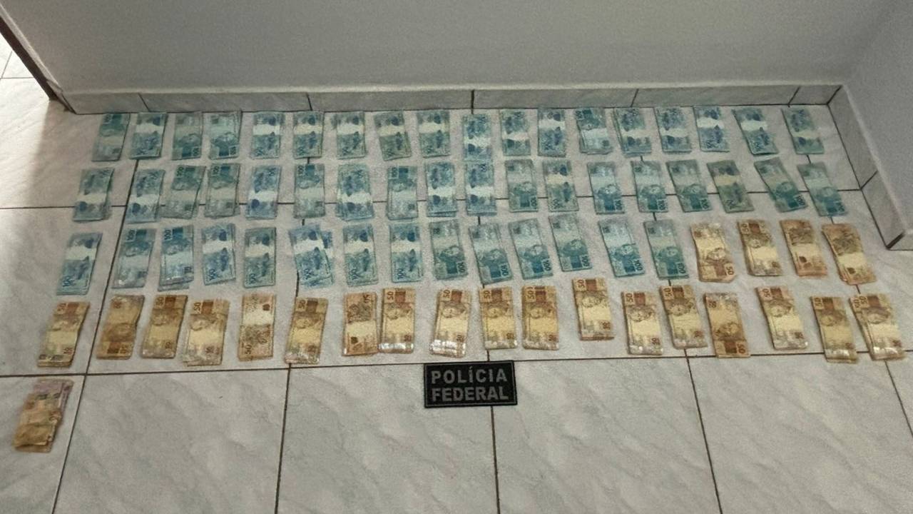Polícia Federal apreendeu 72.000 reais em dinheiro vivo na casa de assessor do deputado federal Gustavo Gayer (PL-GO)