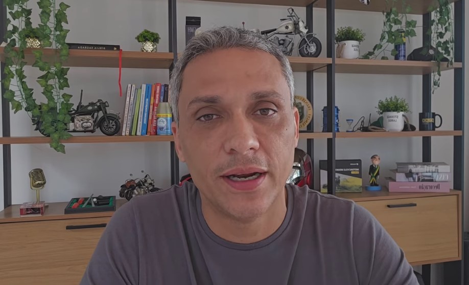 O deputado federal Gustavo Gayer (PL-GO) gravou vídeo depois de ser alvo de mandado de busca e apreensão expedido pelo ministro Alexandre de Moraes, do Supremo Tribunal Federal, e cumprido pela Polícia Federal nesta sexta-feira