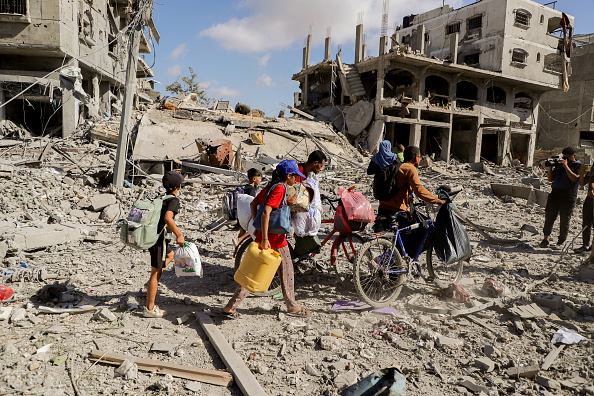 Palestinos deixam campo de refugiados em Jabalia, no norte da Faixa de Gaza, após ataque israelense. 08/10/202