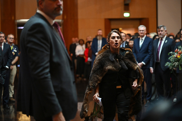 Charles III é vaiado por senadora indígena no Parlamento australiano: ‘Não é meu rei’