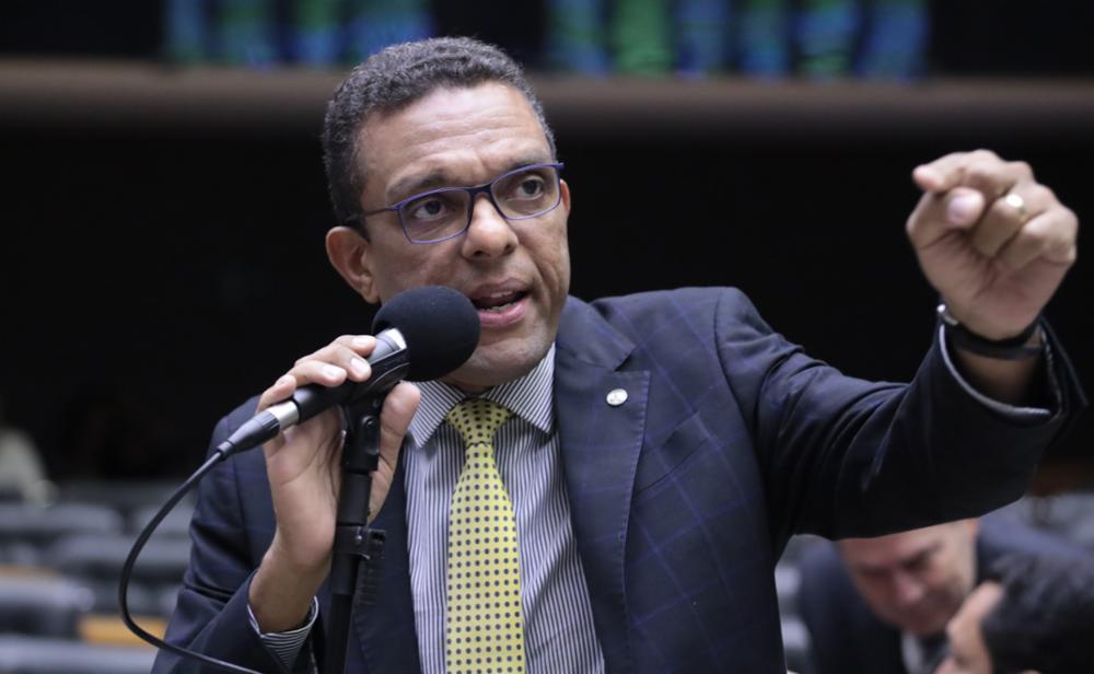 Deputado da direita rebate Carlos Bolsonaro: ‘se não pedir anistia, você será chamado de rato’