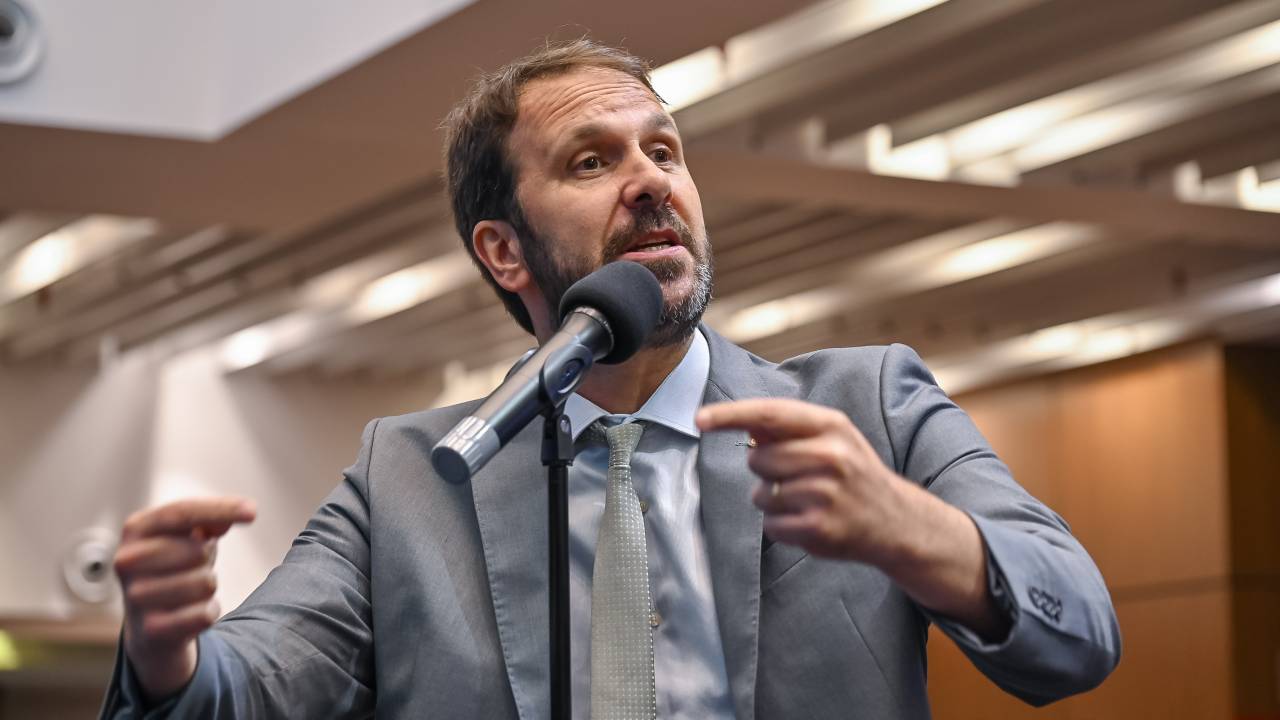 O deputado Flávio Srafini, líder da bancada do PSOL, na Alerj: ele tenta colher assinaturas para CPI sobre órgãos infectados