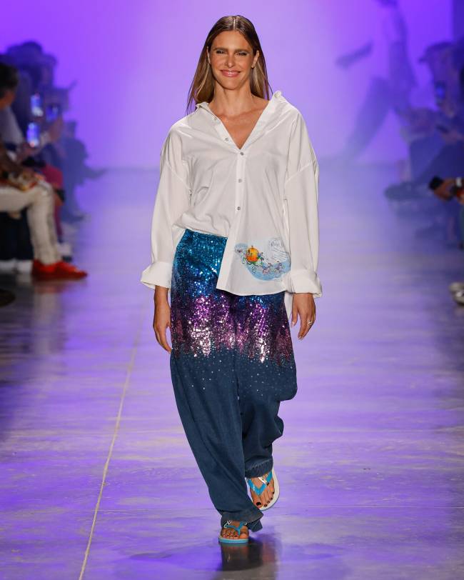 Fernanda Lima abriu o desfile de The Paradise em homenagem à Disney