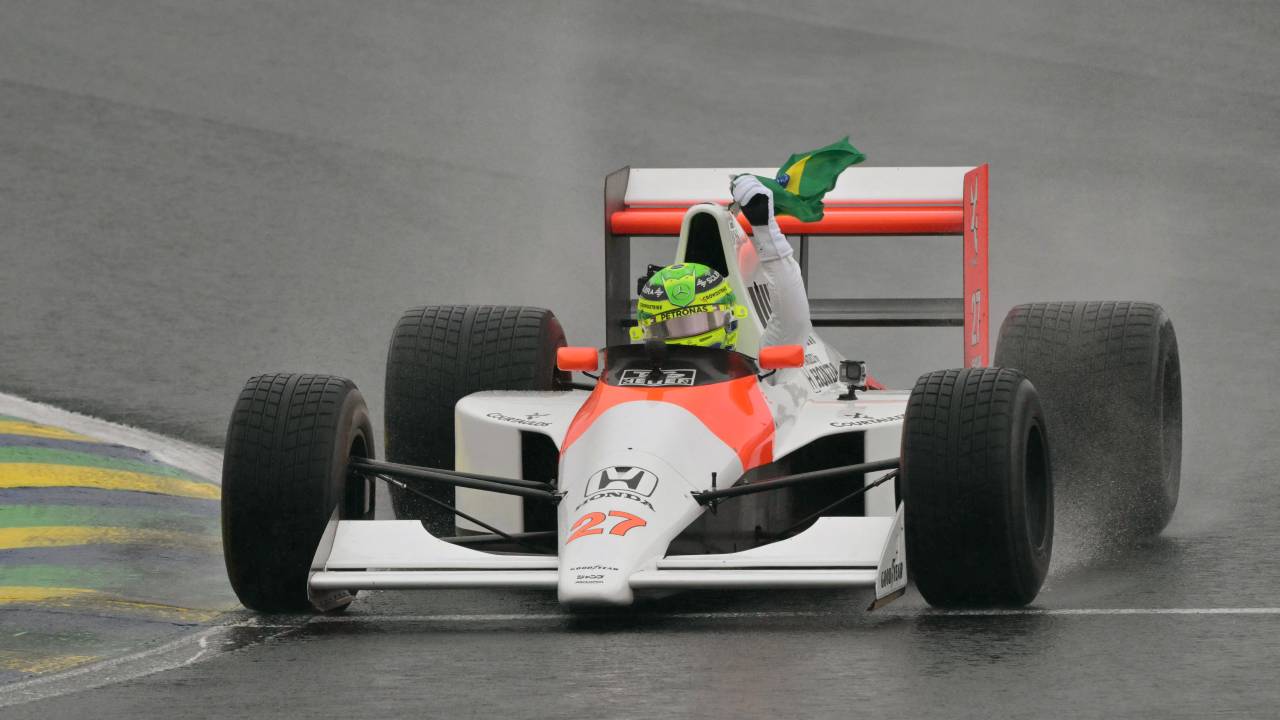 Lewis Hamilton pilota carro que foi de Ayrton Senna