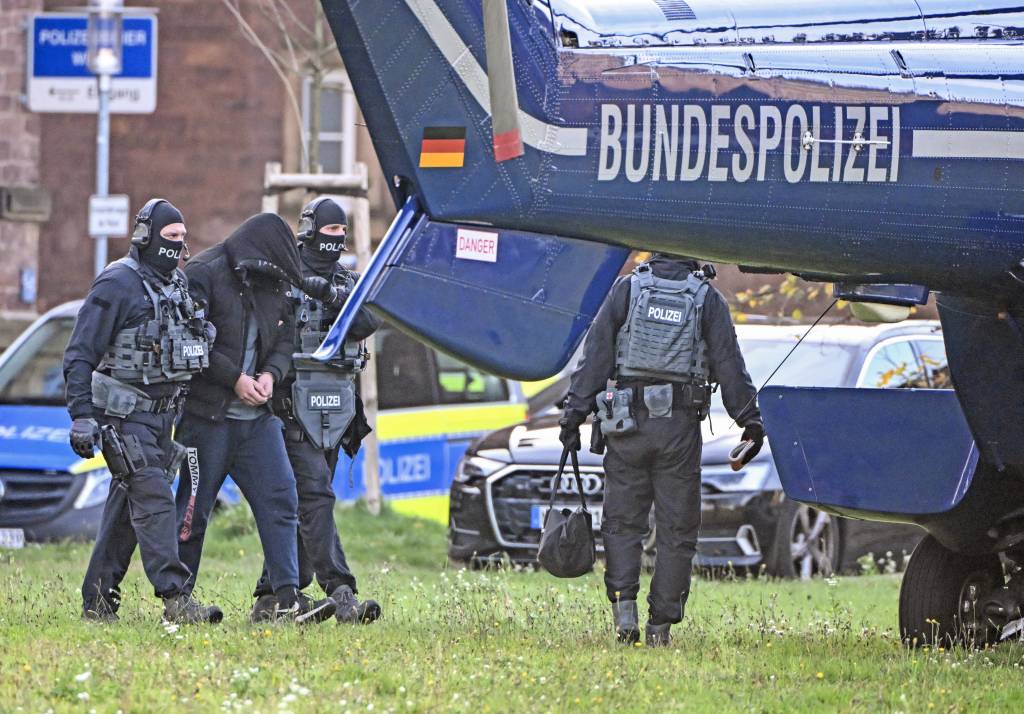 Polícia alemã prende membros de grupo nazista que planejava golpe de Estado