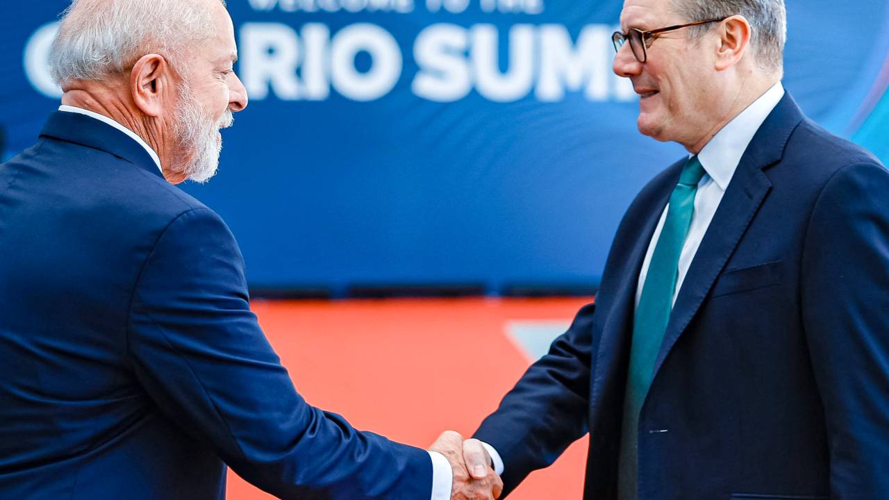 Handout picture released by the Brazilian Presidency showing Brazil's President Luiz Inacio Lula da Silva (L) greeting UK Prime Minister Keir Starmer before the launch of the Global Alliance against Hunger and Poverty and the first session of the G20 Leaders' Meeting in Rio de Janeiro, Brazil, on November 18, 2024. (Photo by Ricardo STUCKERT / BRAZILIAN PRESIDENCY / AFP) / RESTRICTED TO EDITORIAL USE - MANDATORY CREDIT 'AFP PHOTO / BRAZILIAN PRESIDENCY / Ricardo STUCKERT' - NO MARKETING - NO ADVERTISING CAMPAIGNS - DISTRIBUTED AS A SERVICE TO CLIENTS