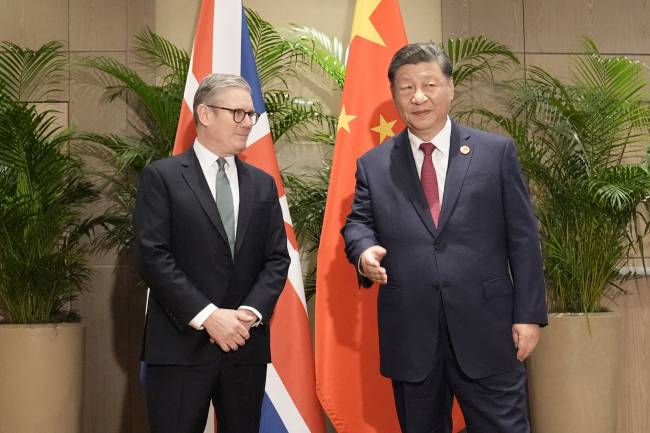 Britain's Prime Minister Keir Starmer (L) talks with China's President Xi Jinping, ahead of their meeting at the Sheraton Hotel, on the sidelines of G20 summit in Rio de Janeiro, Brazil on November 18, 2024. (Photo by Stefan Rousseau / POOL / AFP)