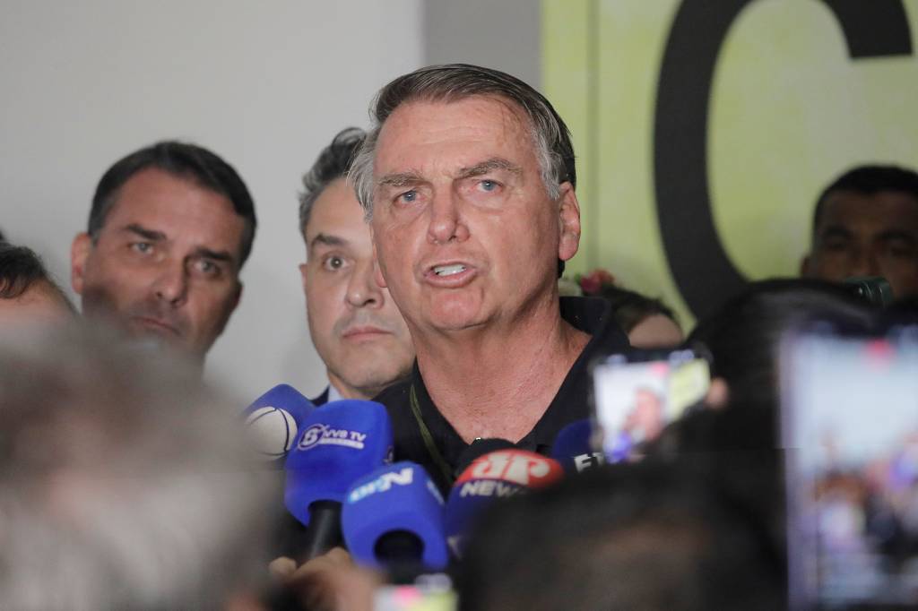 Governo Lula foi “fraco e vacilante” ao revogar ato do Pix, diz Bolsonaro