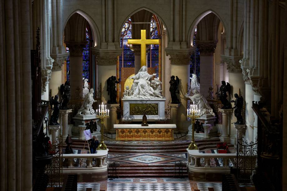 Altar no interior da catedral de Notre-Dame de Paris reformado após incêndio em 2019. 29/11/2024 Altar no interior da catedral de Notre-Dame de Paris reformado após incêndio em 2019. 29/11/2024