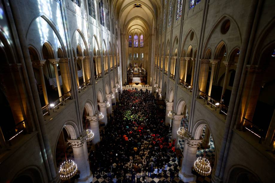 Funcionários que trabalharam na reconstrução da catedral de Notre-Dame de Paris visitam, ao lado do presidente francês Emmanuel Macron, o edifício gótico reformado após incêndio há cinco anos. 29/11/2024 Funcionários que trabalharam na reconstrução da catedral de Notre-Dame de Paris visitam, ao lado do presidente francês Emmanuel Macron, o edifício gótico reformado após incêndio há cinco anos. 29/11/2024