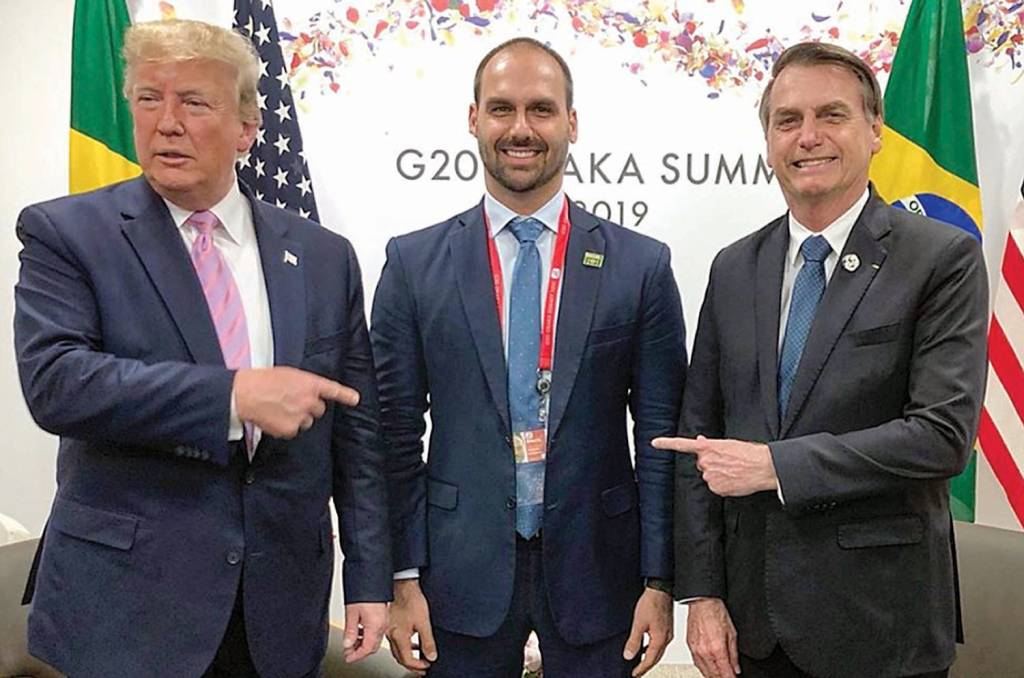 1D-(2)—EDUARDO-BOLSONARO-e-DONALD-TRUMP-e-JAIR-BOLSONARO-2019 RELAÇÕES - Trump, Eduardo e Bolsonaro em 2019, durante o G20 no Japão: proximidade antiga