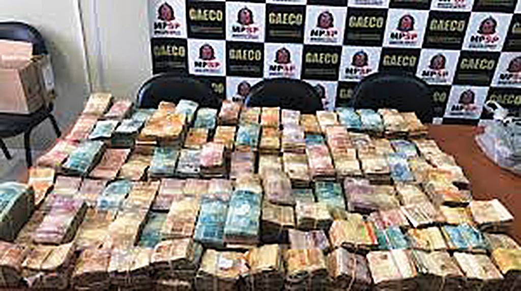 2D-(3)-download.jpeg PODER FINANCEIRO - Dinheiro apreendido pela polícia: faturamento anual da facção é estimado por especialistas no assunto em mais de 1 bilhão de reais