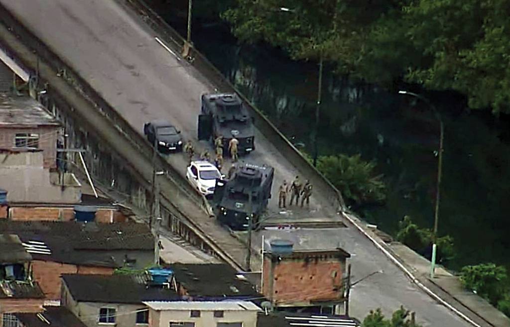 -3 – Operacao-em-Vigario-Geral.jpeg UM BURACO NO CAMINHO - Blindado despenca em uma vala: freando a lei