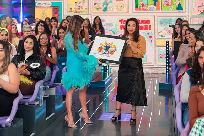 Patricia Abravanel Patrícia Abravanel recebe de Mônica homenagem feita por Mauricio de Sousa à Silvio Santos