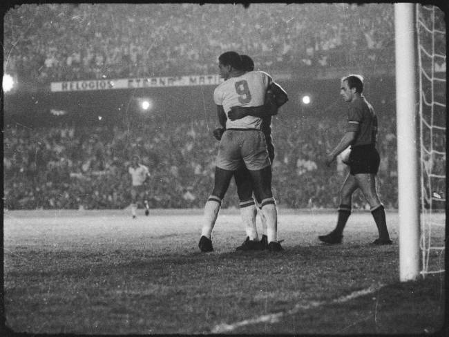 Flavio Minuano abraça Pelé em amistoso entre Brasil e Bélgica, com vitória de 5x0 -